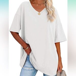 NWOT Women’s plain white Vneck oversized tee shirt